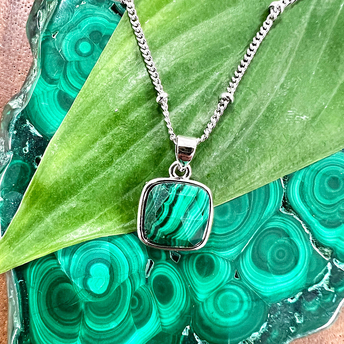 Malachite pendant necklace deals