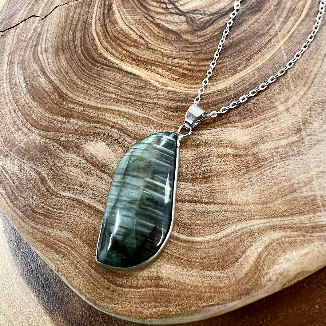 Dancing Wave Free-form Labradorite Pendant 18” White Gold Bezel Set Necklace