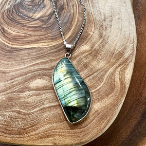 Dancing Wave Free-form Labradorite Pendant 18” White Gold Bezel Set Necklace